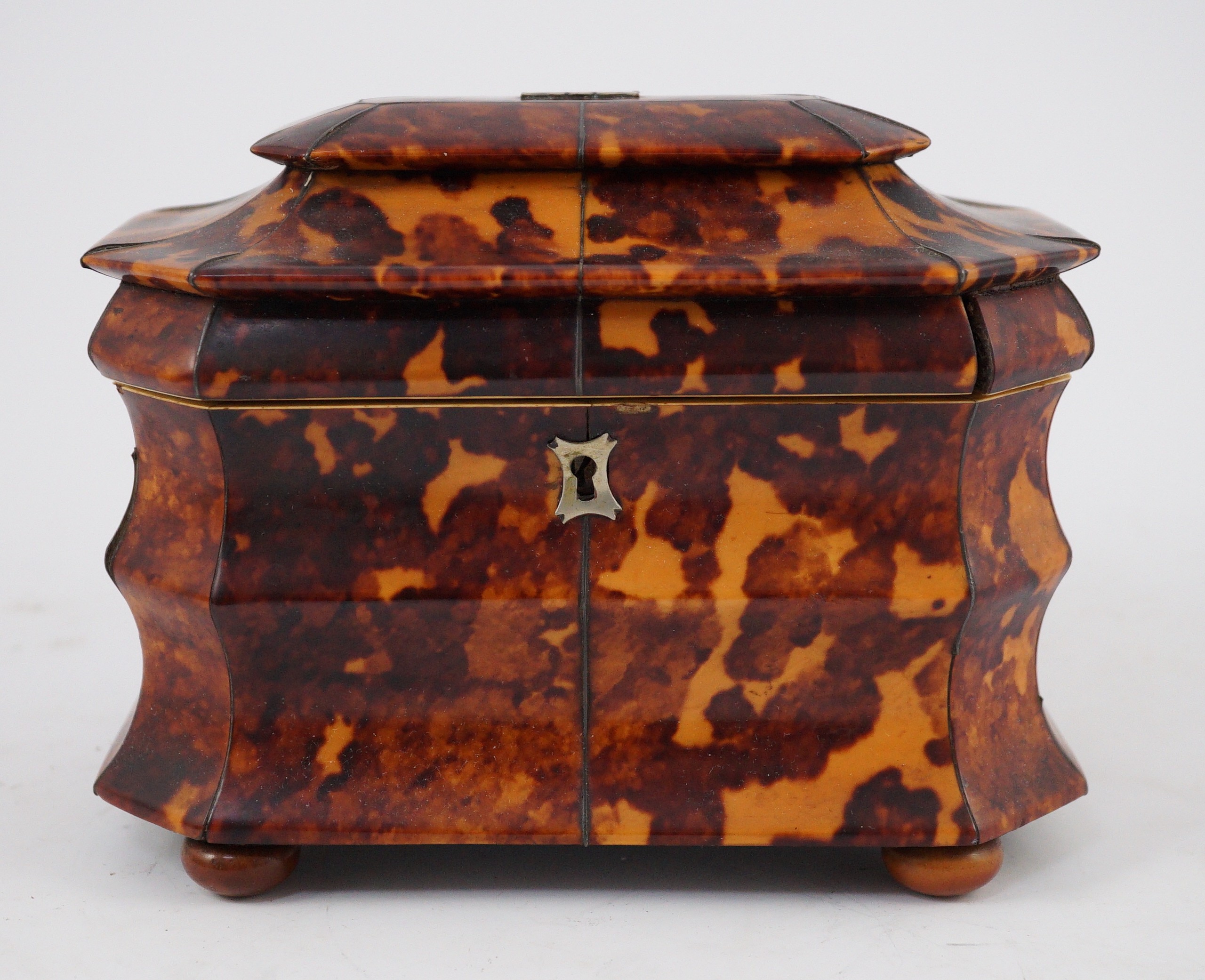 A Regency blond tortoiseshell sarcophagus shaped tea caddy, 18.5cm wide 11.5cm deep 14.5cm high